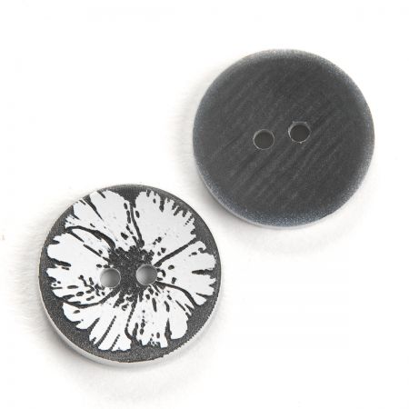 Knoflík plastový kulatý černobílý květ 28"