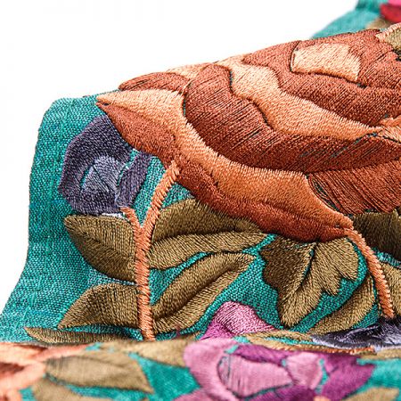 Vyšívaná stuha šantung květy zelená