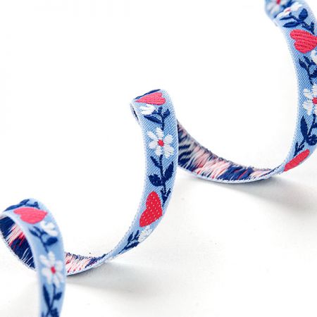 Stuha krojová vyšívaná světle modrá 9mm