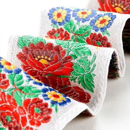 Stuha krojová vyšívaná bílá 7cm