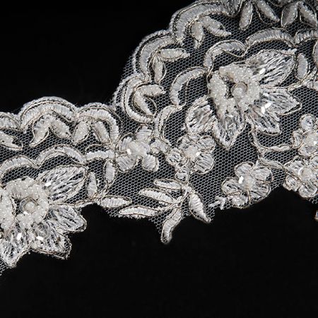 Krajka lem květy bílostříbrná korálky/flitry