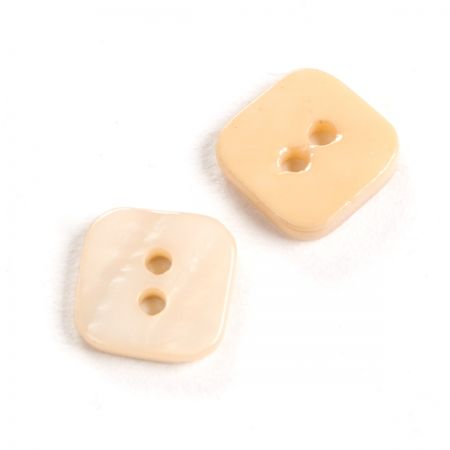 Knoflík perleťový dvoudírkový  tvar čtverce béžový