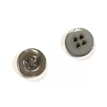 Knoflík perleťový čtyřdírkový zelenošedý