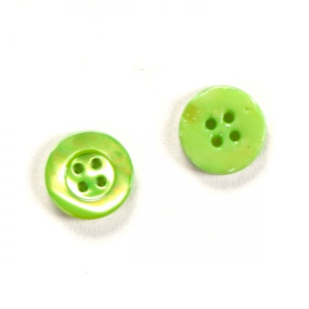 Knoflík perleťový čtyřdírkový světle zelená