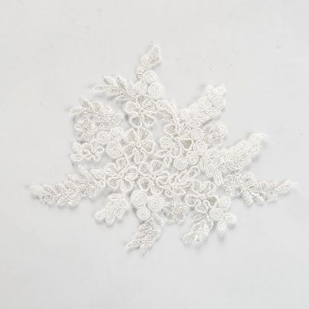 Krajková květinová aplikace lomená bílá