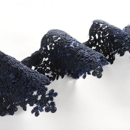 Krajka lem výšivka na tylu drobné květy tm.modré