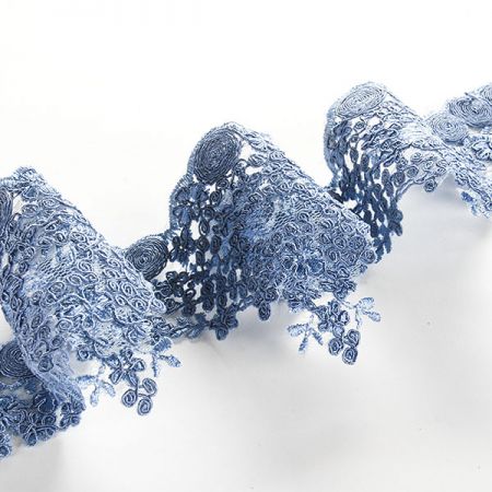 Krajka lem výšivka na tylu drobné květy sv.modré