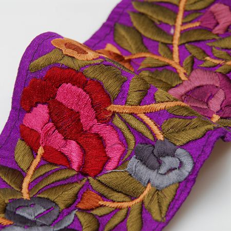 Porta vyšívaný šantung motiv květy fialová