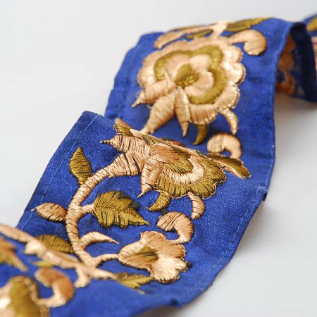 Porta vyšívaný šantung vzor květy tmavě modrá