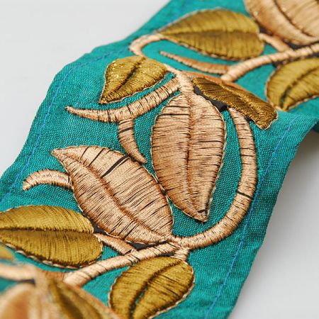 Porta vyšívaný šantung vzor lístky petrolej