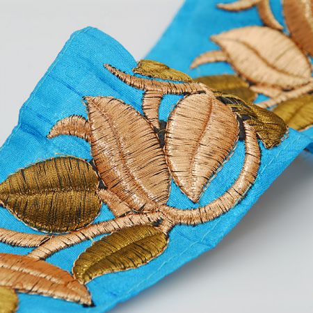 Porta vyšívaný šantung vzor lístky tyrkysová