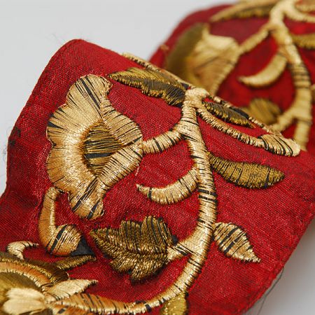 Porta vyšívaný šantung vzor květy vínová