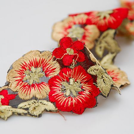 Porta vyšívaná organza květinový vzor červená