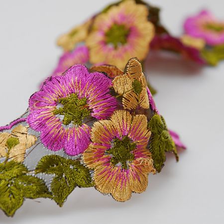 Porta vyšívaná organza květinový vzor fialová