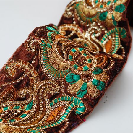 Porta vyšívaný samet flitrové aplikace hnědá