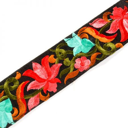 Vyšívaná stuha šantung květy červené