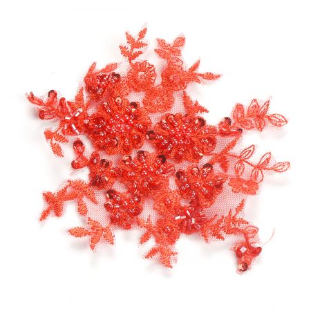 Krajková aplikace středová s korálky červená