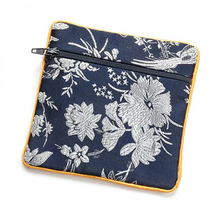 Elegantná brokátová taštička kvetmi tm. modrá