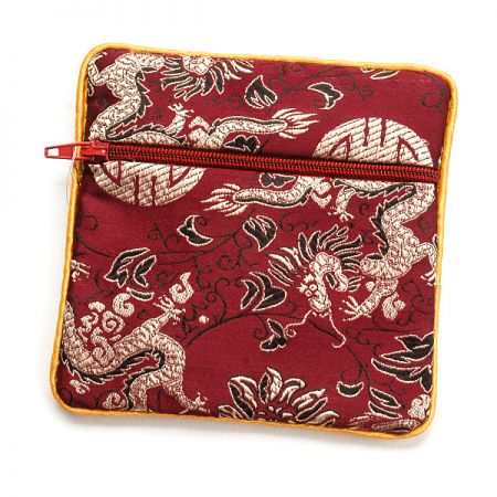 Elegantná brokátová taštička draci tm. fialová