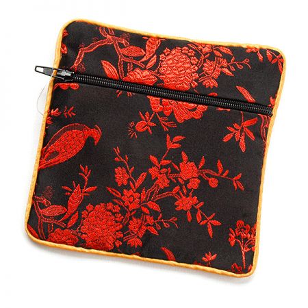 Elegantná brokátová taštička červenočierna