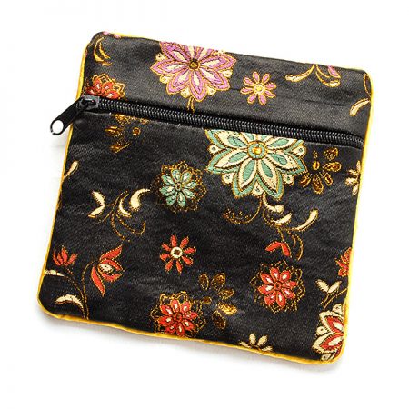 Elegantná brokátová taštička kvetmi čierna