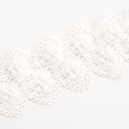 Krajka hrubá vzor růže s perličkouv v bílé