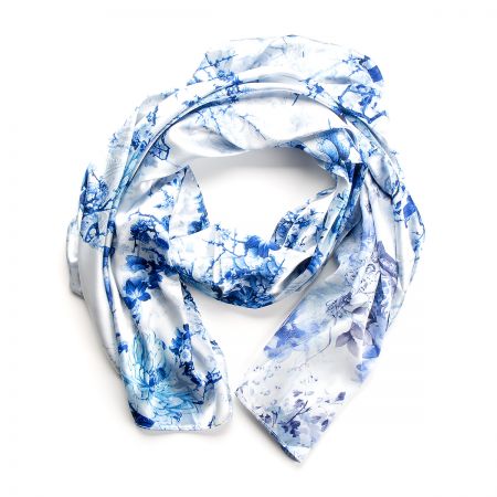 Saténová šála se vzorem květů v modrém