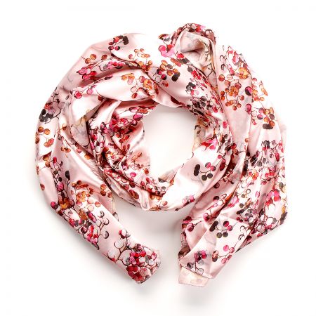 Saténová šála se vzorem květů v růžovém