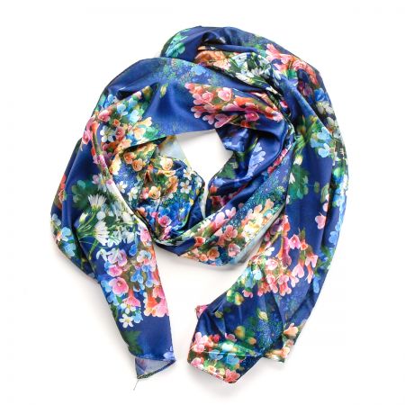 Saténová šála s květinovým vzorem v modré