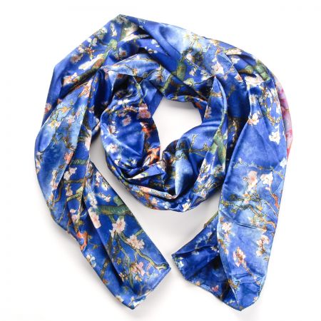 Saténová šála se vzorem květů stromů v modré