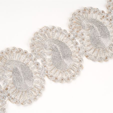 Krajková kovová stuha paisley ornament stříbrná