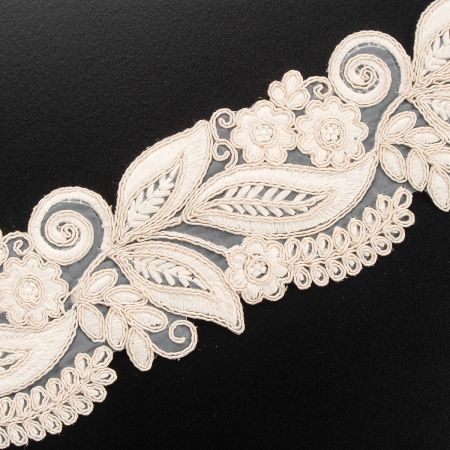 Krajka lem vyšivka květ na organze slonová kost