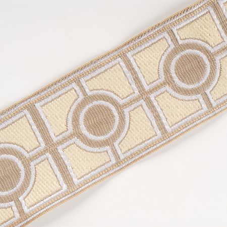 Vyšívaná stuha geometrický vzor šedo-béžová
