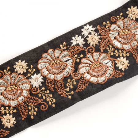 Vyšívaná stuha šantung květinový vzor stříbrno-hnědá