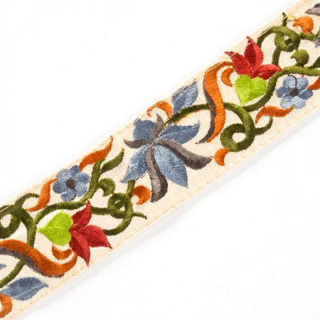 Vyšívaná stuha šantung květy tm. modré