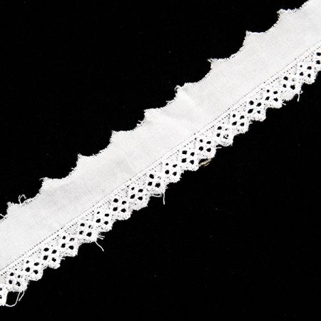 Krajka lem madeira drobný geometrický vzor slonová kost II.jakost