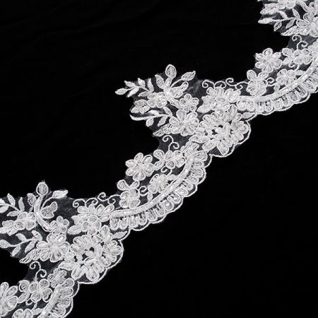 Krajka lem bílá květinový vzor korálky