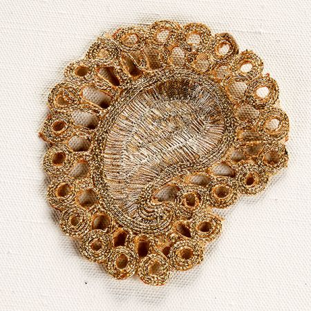 Krajková aplikace paisley vzor zaltá