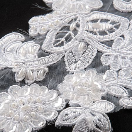 Krajková aplikace květy s korálky a flitry bílá