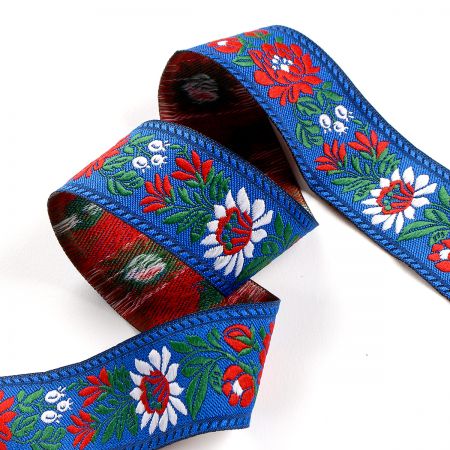 Stuha krojová vyšívaná 3,5cm červený/bílý květ modrá