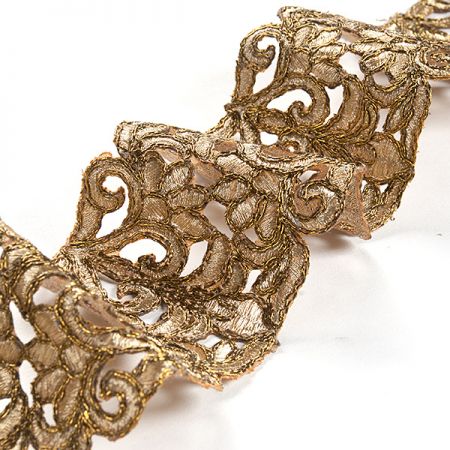 Krajková kovová stuha zlatobéžová ornament