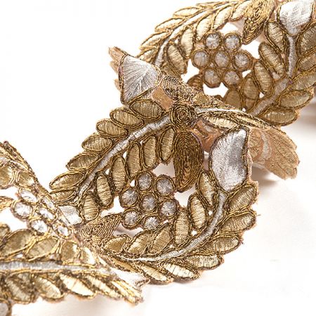 Krajková kovová stuha zlatobéžová listy/květy