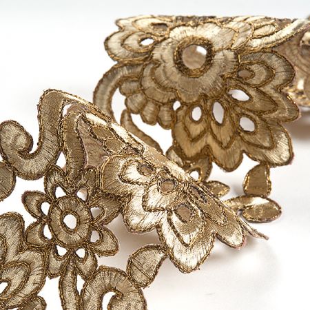 Krajková kovová stuha zlatá velké květy