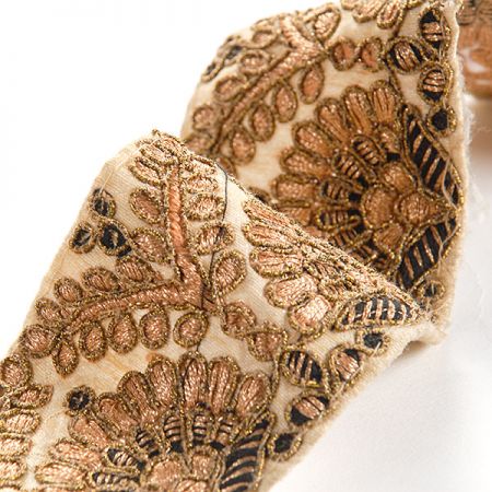 Vyšívaná stuha šantung ornament zlatá výšivka