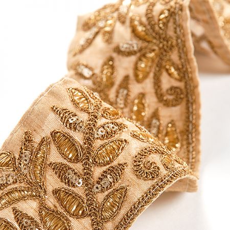 Vyšívaná stuha šantung květinový vzor s flitry zlatá