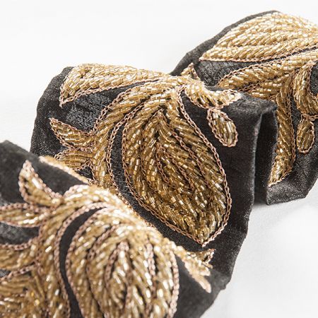 Stuha vyšívaná korálky a rexovou nití zlatá/černá