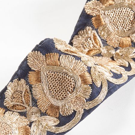 Stuha vyšívaná kovová na šantungu zlatá/tm.modrá