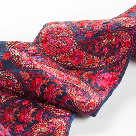 Vyšívaná stuha šantung paisley vzor tmavě modrá