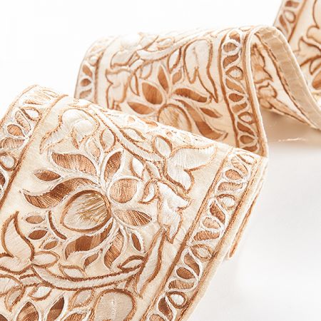 Vyšívaná stuha široká vzor květin smetanová