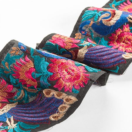 Vyšívaná stuha šantung široká páv černá